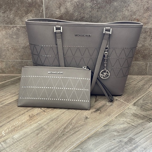 Michael Kors Handbags - 🚨🚨PRICE DROP 🖤3 piece set! Michael Kors Gray tote, wallet set, coin purse 🖤